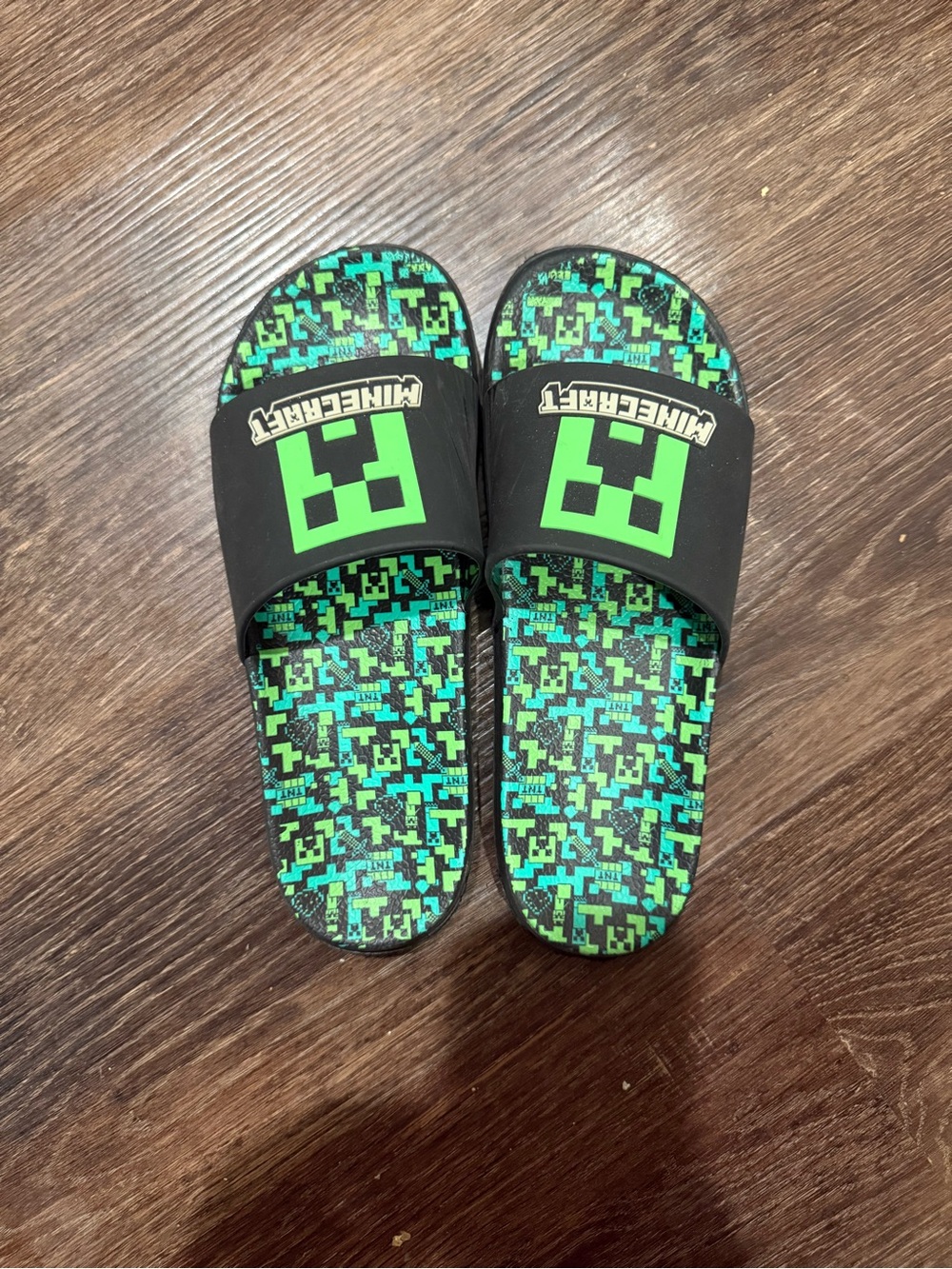 Minecraft Kids' Green Pixel Slide Sandals
